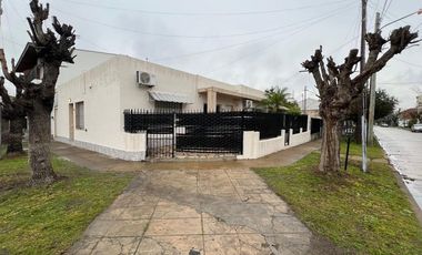 Casa 3 ambientes con cochera + Depto
