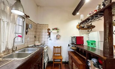 CASA 5 AMBIENTES EN VENTA LUIS GUILLON CON PILETA