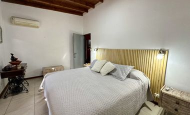 CASA 5 AMBIENTES EN VENTA LUIS GUILLON CON PILETA