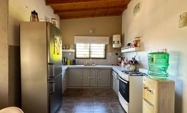 CASA 5 AMBIENTES EN VENTA LUIS GUILLON CON PILETA