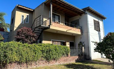 CASA 5 AMBIENTES EN VENTA LUIS GUILLON CON PILETA