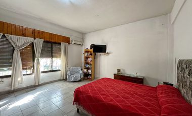 CASA 5 AMBIENTES EN VENTA LUIS GUILLON CON PILETA