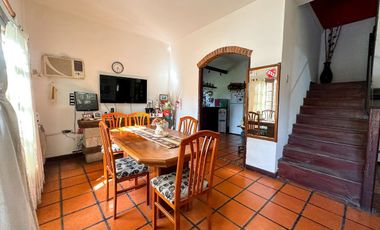 CASA 5 AMBIENTES EN VENTA LUIS GUILLON CON PILETA