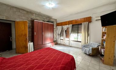 CASA 5 AMBIENTES EN VENTA LUIS GUILLON CON PILETA