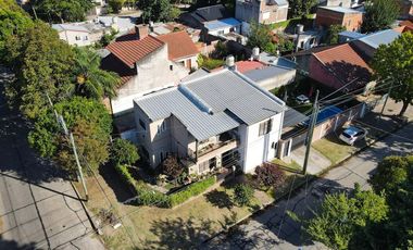 CASA 5 AMBIENTES EN VENTA LUIS GUILLON CON PILETA