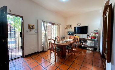 CASA 5 AMBIENTES EN VENTA LUIS GUILLON CON PILETA