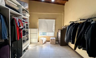 CASA 5 AMBIENTES EN VENTA LUIS GUILLON CON PILETA