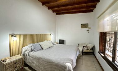 CASA 5 AMBIENTES EN VENTA LUIS GUILLON CON PILETA
