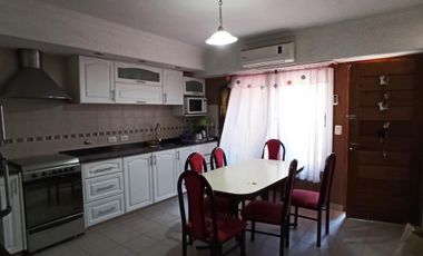 OPORTUNIDAD         CASA/CHALET DE 3 AMB. AMPLIOS, COCHERA YJARDIN CON PARRILLA