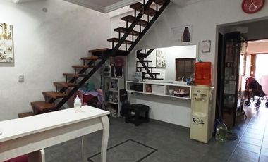OPORTUNIDAD         CASA/CHALET DE 3 AMB. AMPLIOS, COCHERA YJARDIN CON PARRILLA