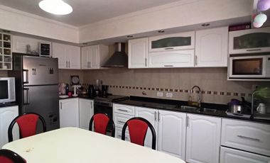 OPORTUNIDAD         CASA/CHALET DE 3 AMB. AMPLIOS, COCHERA YJARDIN CON PARRILLA