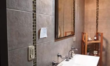 OPORTUNIDAD         CASA/CHALET DE 3 AMB. AMPLIOS, COCHERA YJARDIN CON PARRILLA