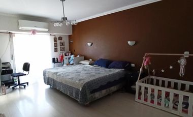 OPORTUNIDAD         CASA/CHALET DE 3 AMB. AMPLIOS, COCHERA YJARDIN CON PARRILLA