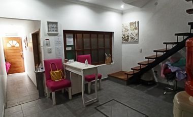 OPORTUNIDAD         CASA/CHALET DE 3 AMB. AMPLIOS, COCHERA YJARDIN CON PARRILLA