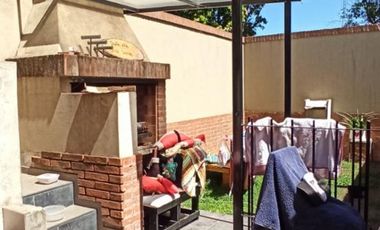 OPORTUNIDAD         CASA/CHALET DE 3 AMB. AMPLIOS, COCHERA YJARDIN CON PARRILLA