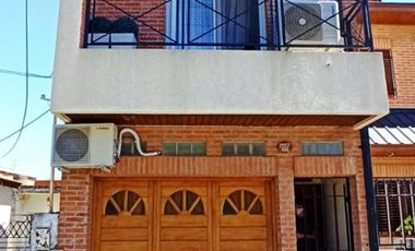 OPORTUNIDAD         CASA/CHALET DE 3 AMB. AMPLIOS, COCHERA YJARDIN CON PARRILLA