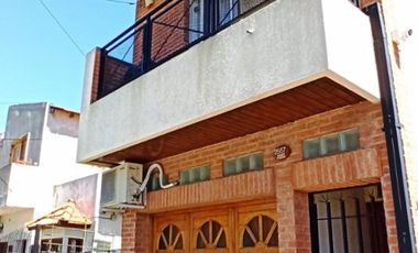 OPORTUNIDAD         CASA/CHALET DE 3 AMB. AMPLIOS, COCHERA YJARDIN CON PARRILLA
