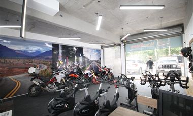 Local Comercial en Arriendo en Av. Vitacura // Gerónimo de Alderete // Las Hualtatas