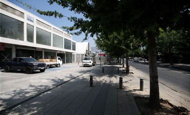 Local Comercial en Arriendo en Av. Vitacura // Gerónimo de Alderete // Las Hualtatas
