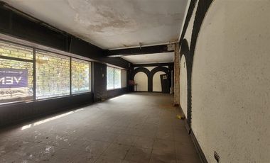 Local Comercial en Arriendo en Local de 524 m2 con frente a Alameda, al lado Hotel San Francisco