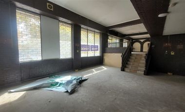 Local Comercial en Arriendo en Local de 524 m2 con frente a Alameda, al lado Hotel San Francisco