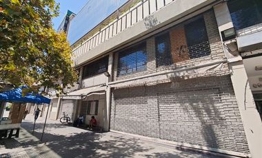 Local Comercial en Arriendo en Local de 524 m2 con frente a Alameda, al lado Hotel San Francisco