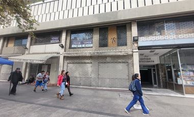 Local Comercial en Arriendo en Local de 524 m2 con frente a Alameda, al lado Hotel San Francisco