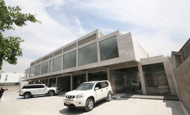 Local Comercial en Arriendo en Av. Vitacura // Gerónimo de Alderete // Las Hualtatas