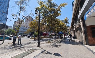 Local Comercial en Arriendo en Local de 524 m2 con frente a Alameda, al lado Hotel San Francisco