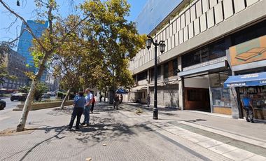 Local Comercial en Arriendo en Local de 524 m2 con frente a Alameda, al lado Hotel San Francisco