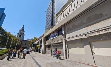 Local Comercial en Arriendo en Local de 524 m2 con frente a Alameda, al lado Hotel San Francisco