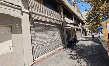 Local Comercial en Arriendo en Local de 524 m2 con frente a Alameda, al lado Hotel San Francisco