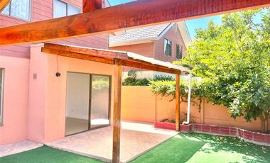 Casa en Arriendo en Avenida Santa Cruz 291. La Cruz