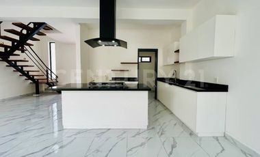 Casa en Venta | Arbolada a Estrenar | 3 recámaras | Alberca
