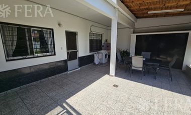 Venta de casa de 5 ambientes con cochera y quincho en Wilde