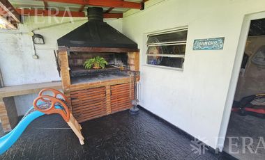 Venta de casa de 5 ambientes con cochera y quincho en Wilde