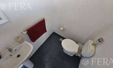 Venta de casa de 5 ambientes con cochera y quincho en Wilde