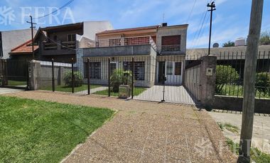 Venta de casa de 5 ambientes con cochera y quincho en Wilde