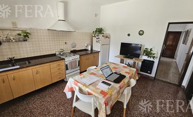 Venta de casa de 5 ambientes con cochera y quincho en Wilde
