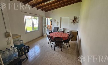 Venta de casa de 5 ambientes con cochera y quincho en Wilde
