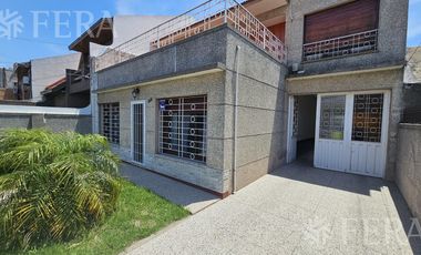 Venta de casa de 5 ambientes con cochera y quincho en Wilde