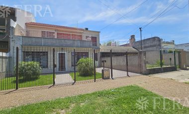 Venta de casa de 5 ambientes con cochera y quincho en Wilde