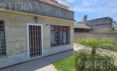 Venta de casa de 5 ambientes con cochera y quincho en Wilde