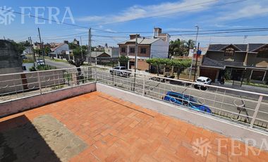 Venta de casa de 5 ambientes con cochera y quincho en Wilde
