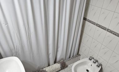 Venta de casa de 5 ambientes con cochera y quincho en Wilde
