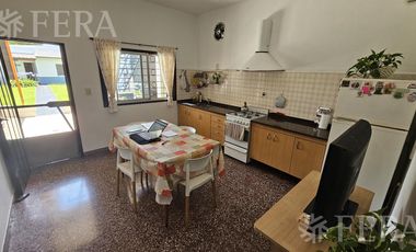 Venta de casa de 5 ambientes con cochera y quincho en Wilde