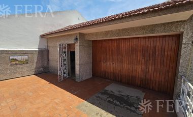 Venta de casa de 5 ambientes con cochera y quincho en Wilde