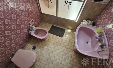 Venta de casa de 5 ambientes con cochera y quincho en Wilde