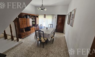 Venta de casa de 5 ambientes con cochera y quincho en Wilde