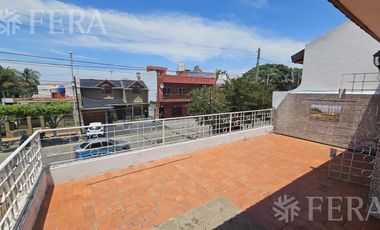 Venta de casa de 5 ambientes con cochera y quincho en Wilde